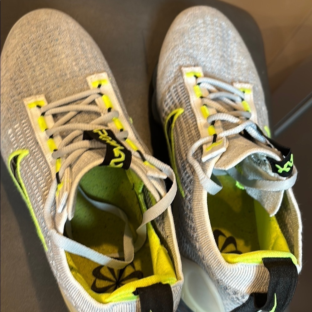 🔥Nike Air Vapormax Flyknit GS Wolf Grey Green Volt DB1550-005 6Y - Picture 2 of 8
